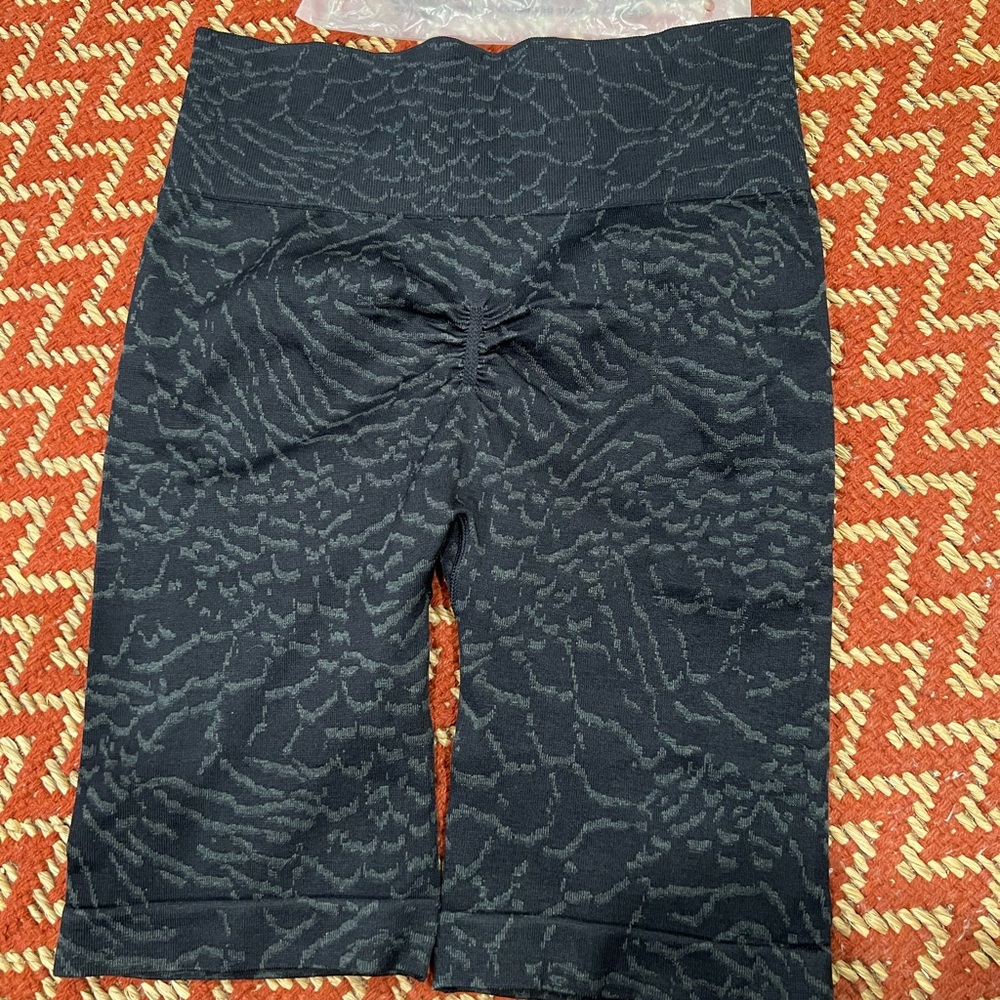 Black gymshark shorts with butt scrunch - Picture 2 of 6